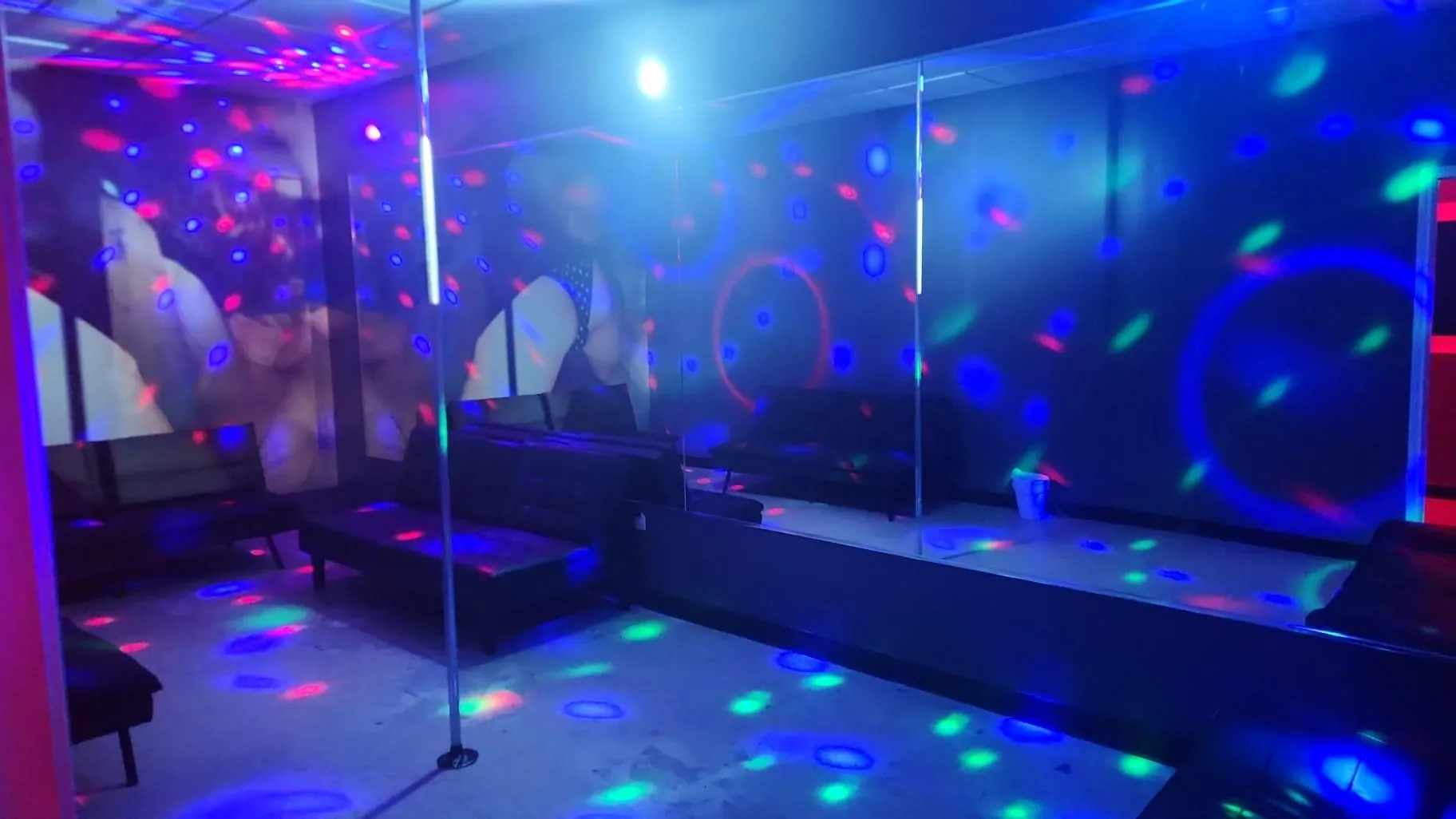 Couples at luna's boutique.come show them a great time single males welcome..couples and lady's free .let's get this night started...