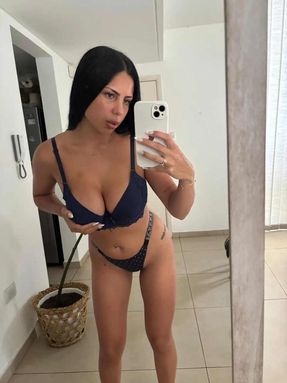 (f) Do You like petite latinas?