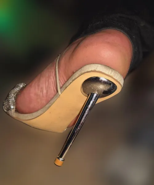 How slutty my foot looks with this heel? 🤭