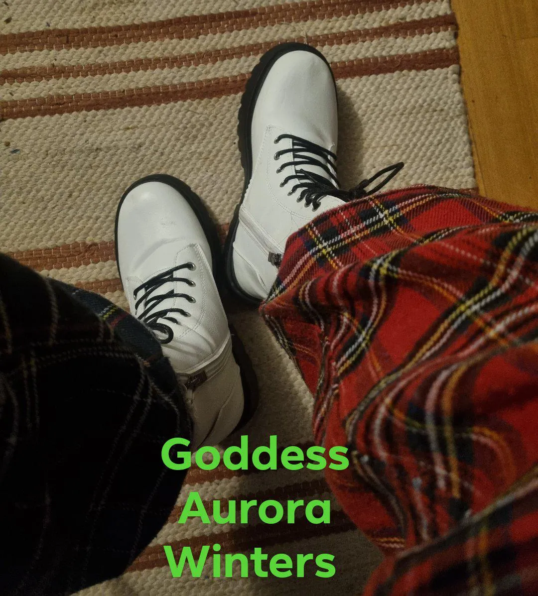 What do you think about my white boots? 😘🖤