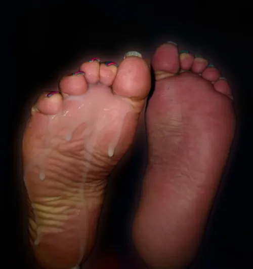 Who's going to cum my left foot? 😘