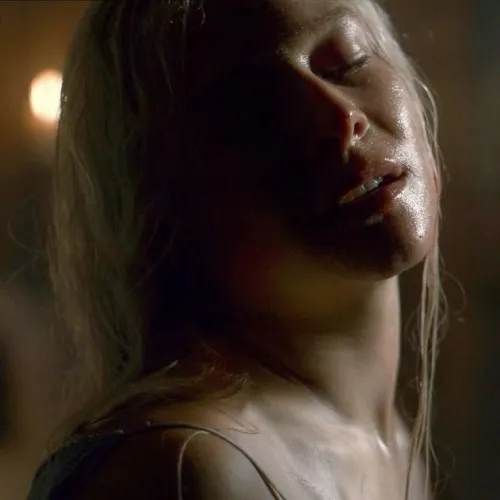 Love how much love rhaenyras been getting since season 2.she was fine in s1 too but people really started to like her looks in second one.shes so hot and lets hope we get sex scene of her and daemon (or maybe some other guy) in future.