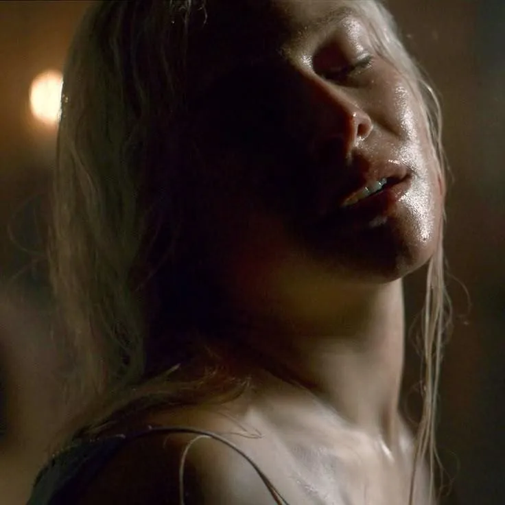 Love how much love rhaenyras been getting since season 2.she was fine in s1 too but people really started to like her looks in second one.shes so hot and lets hope we get sex scene of her and daemon (or maybe some other guy) in future.