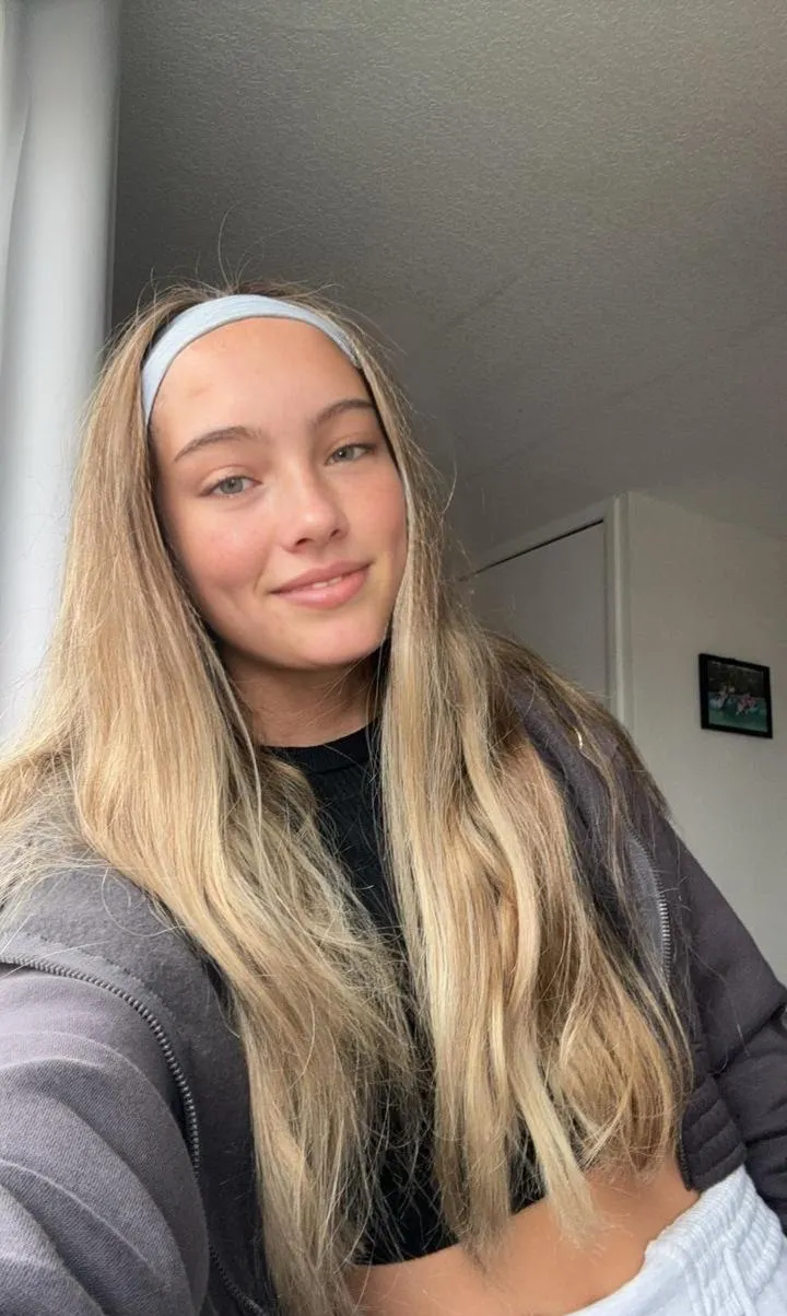 slightly chaotic hairstyle, but still cute