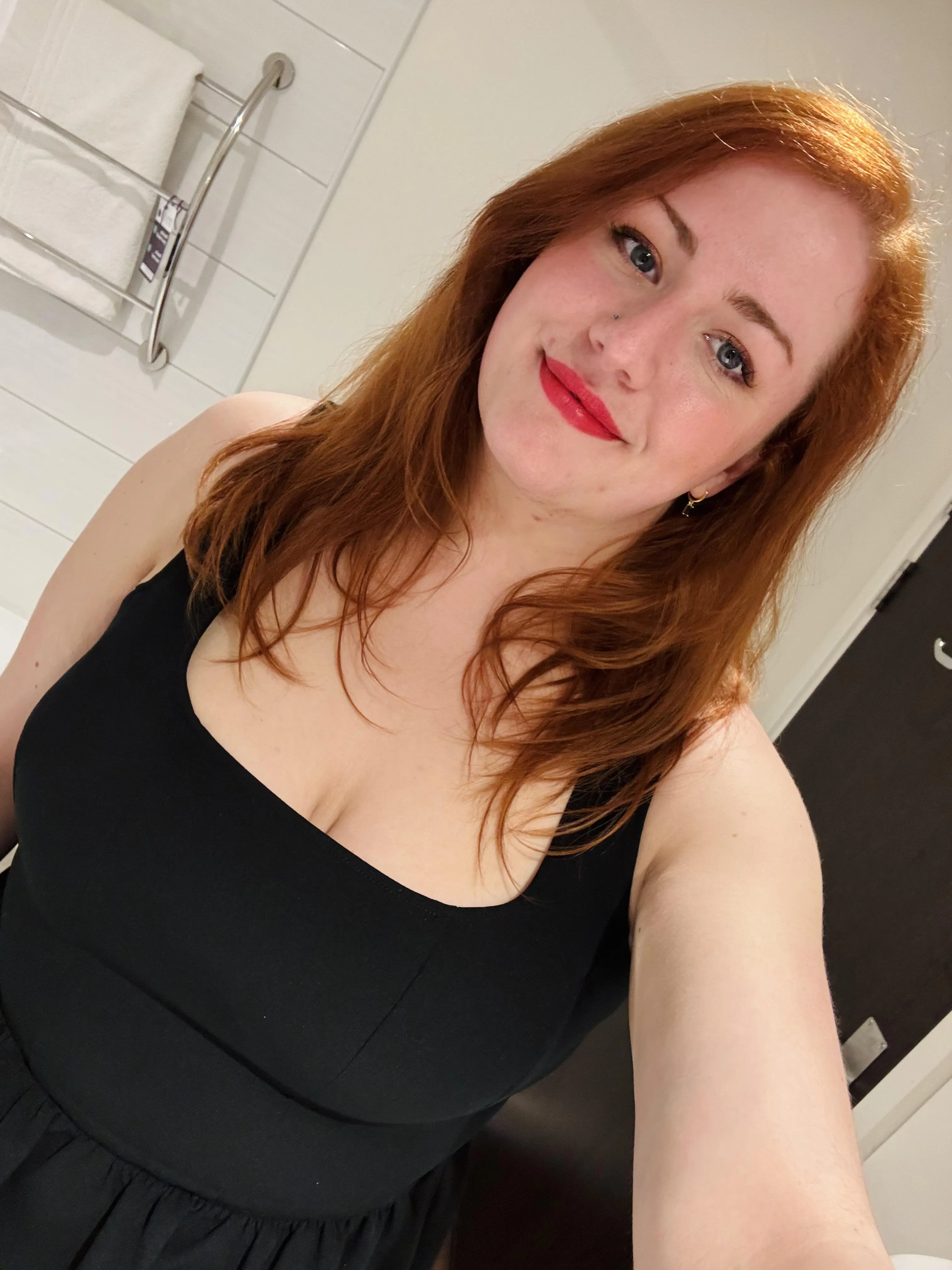 I’d love to leave a trail of red kisses on you 😘