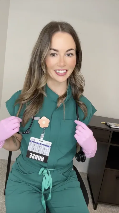 If I showed you nudes during work, would you wanna see them?