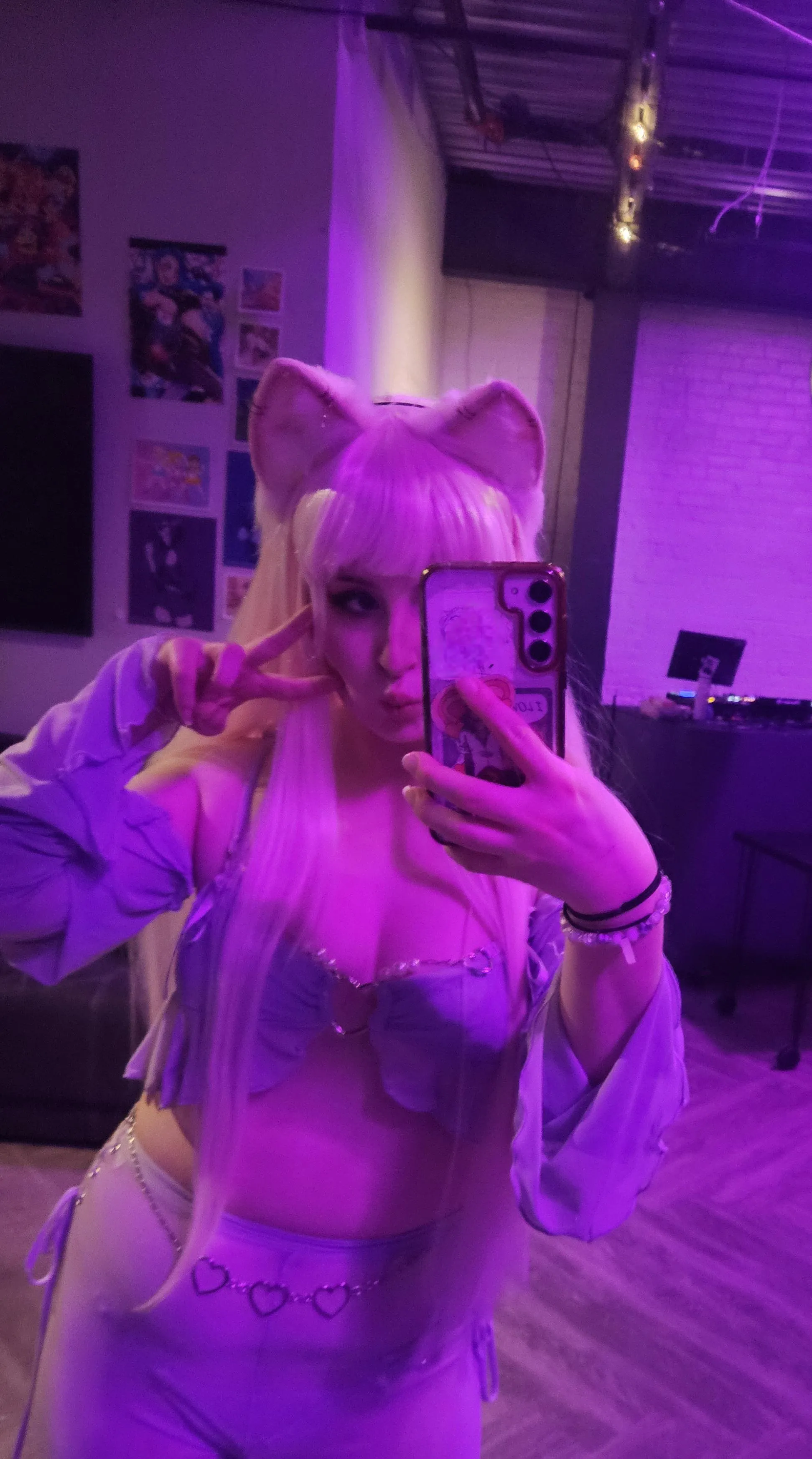 Neko girl at a party 🤭😘