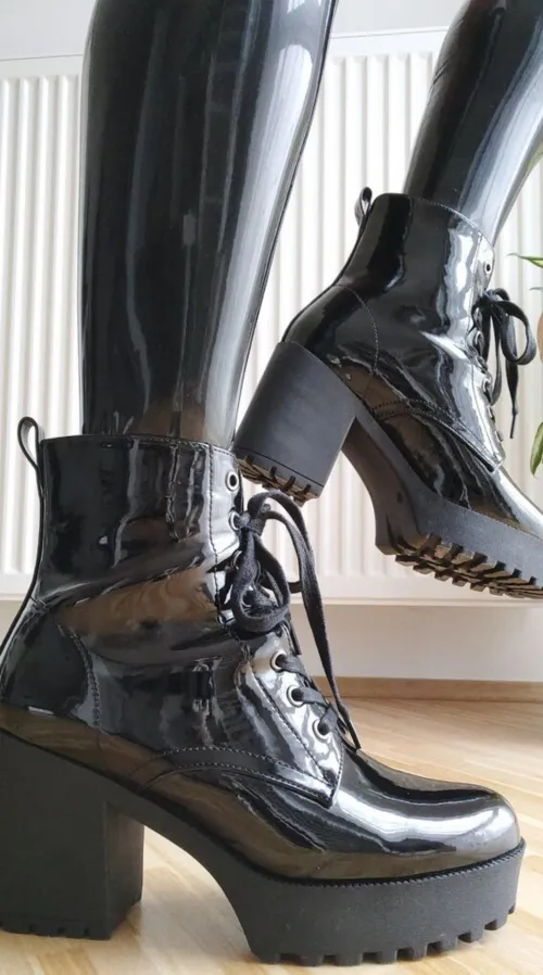 Shiny latex footwear