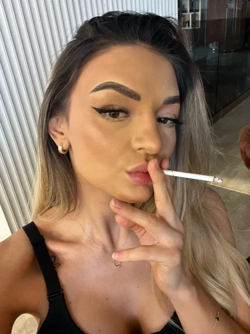 smoke all the day and have my lips with red