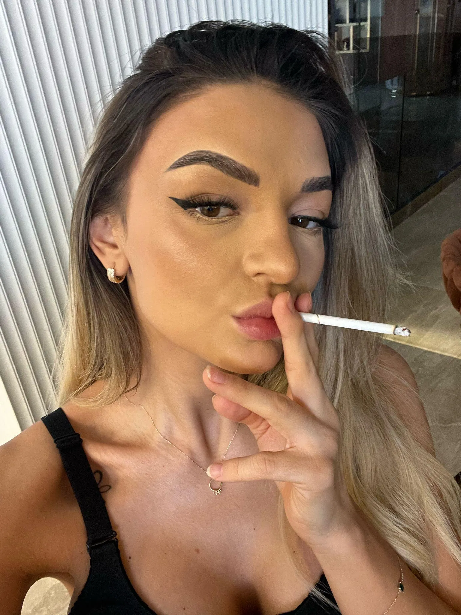 smoke all the day and have my lips with red