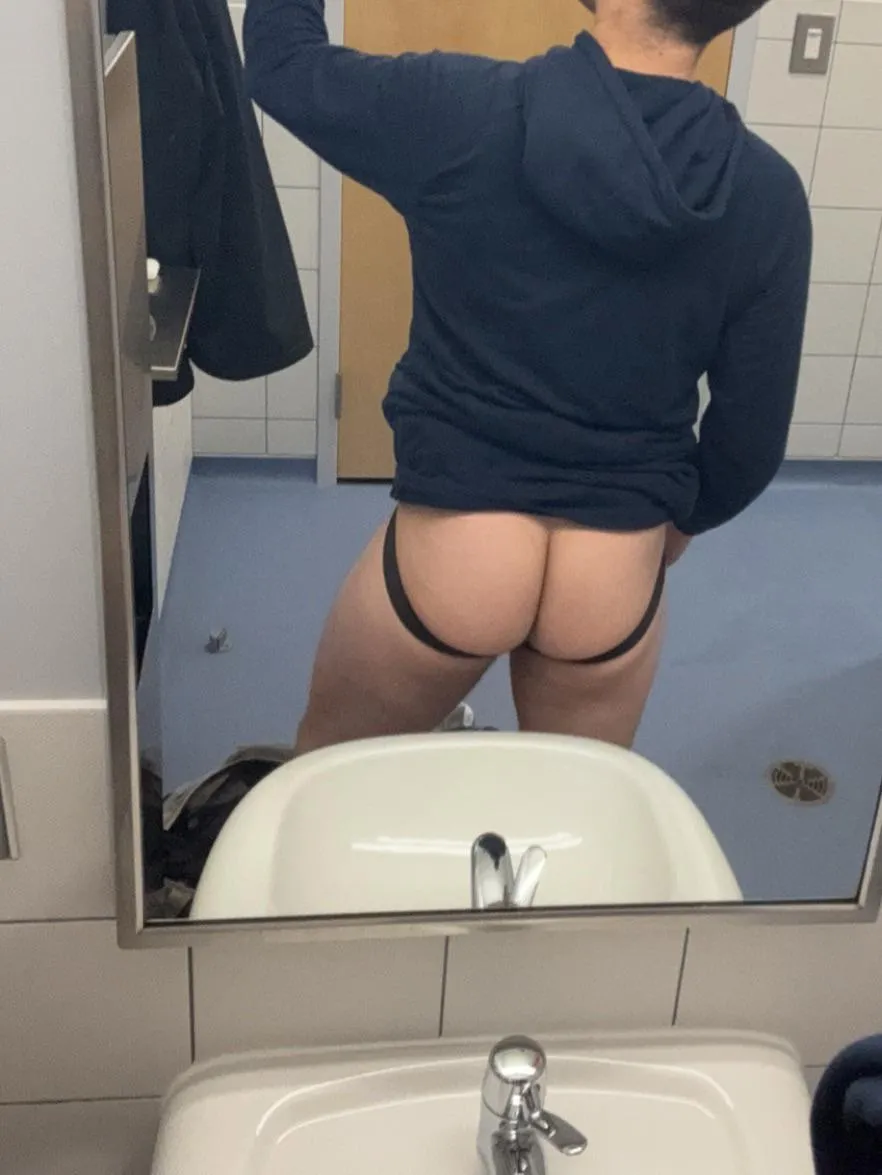 Some peach for the men in uniforms 🍑