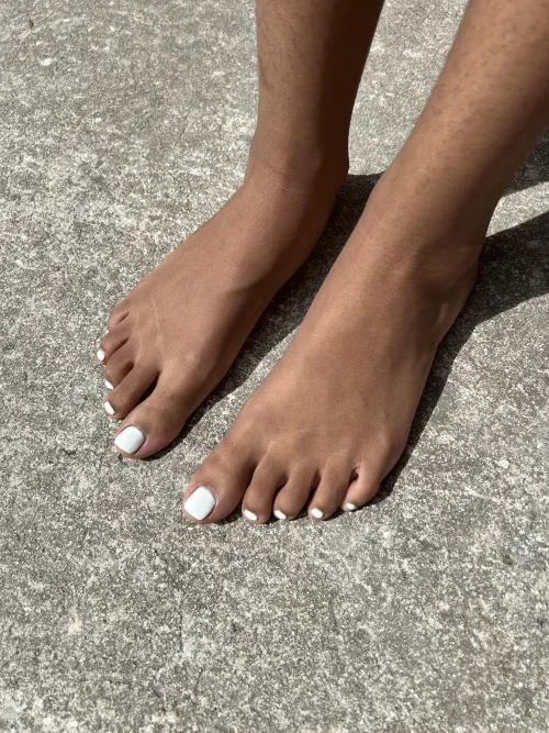 stare into my toenails and you’ll be mine 😵‍💫