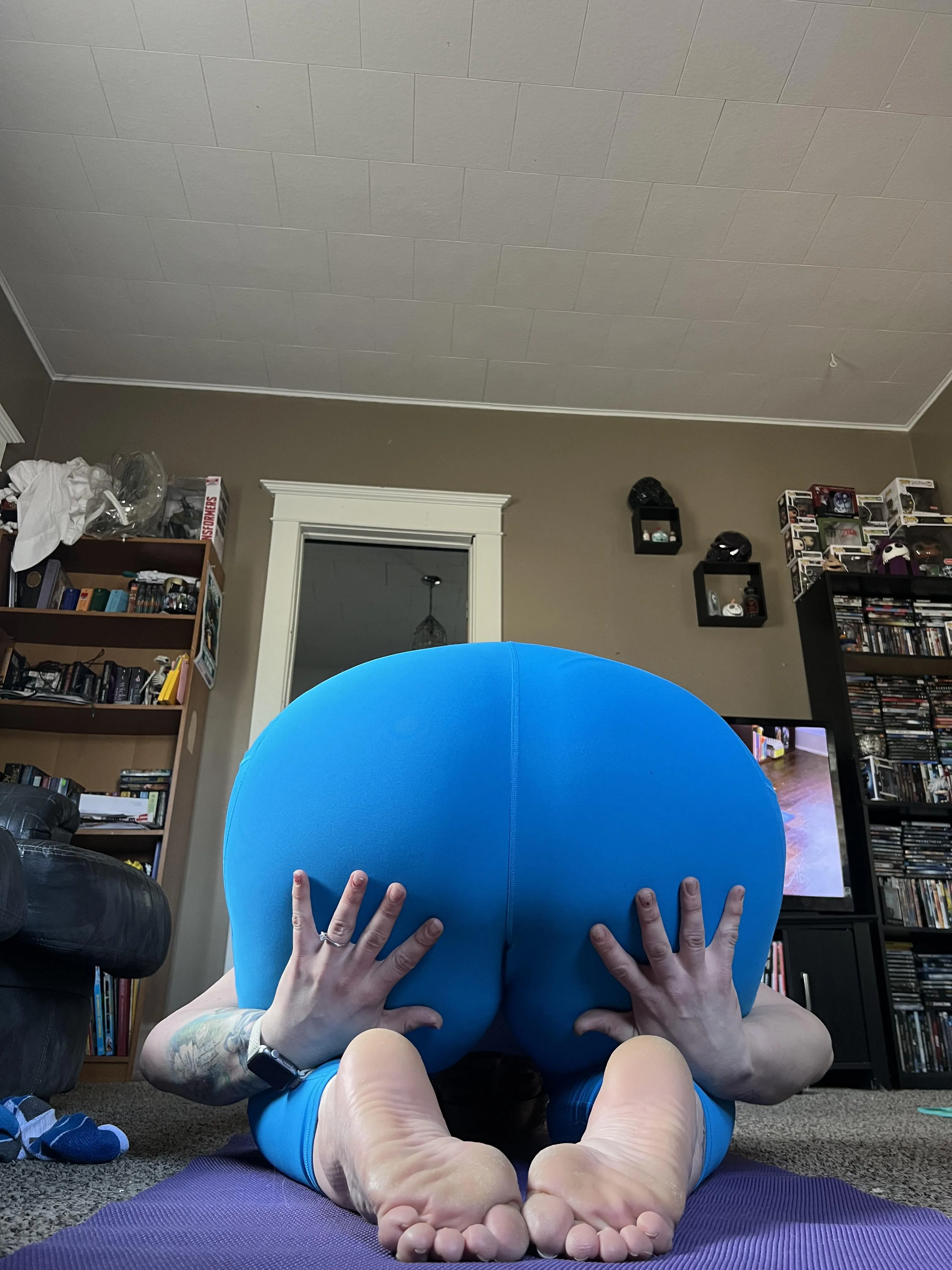 The blue leggings yall have been waiting for