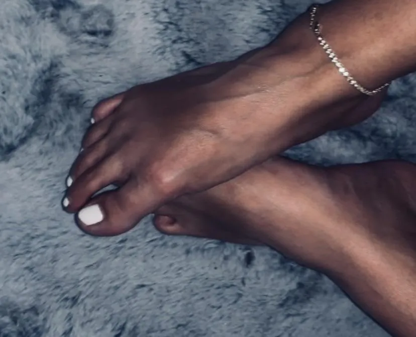 Beautiful, long, flat feet 🥰