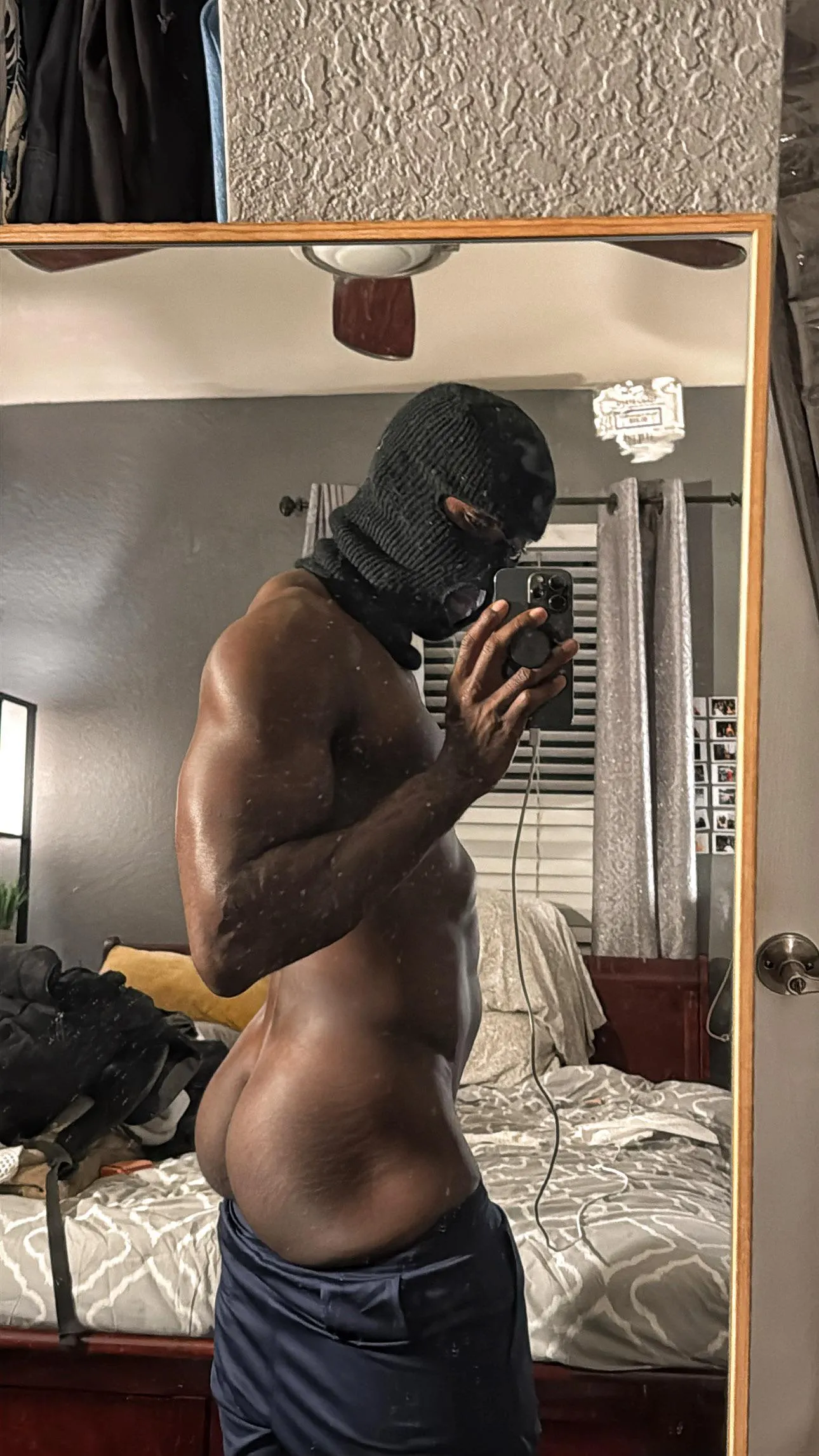 Built at the squat rack, showcased in bed 😏