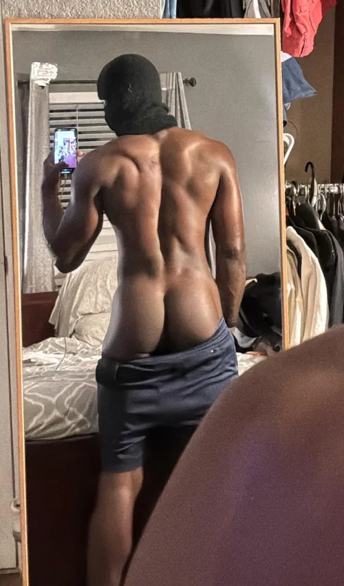 Built at the squat rack, showcased in bed 😏