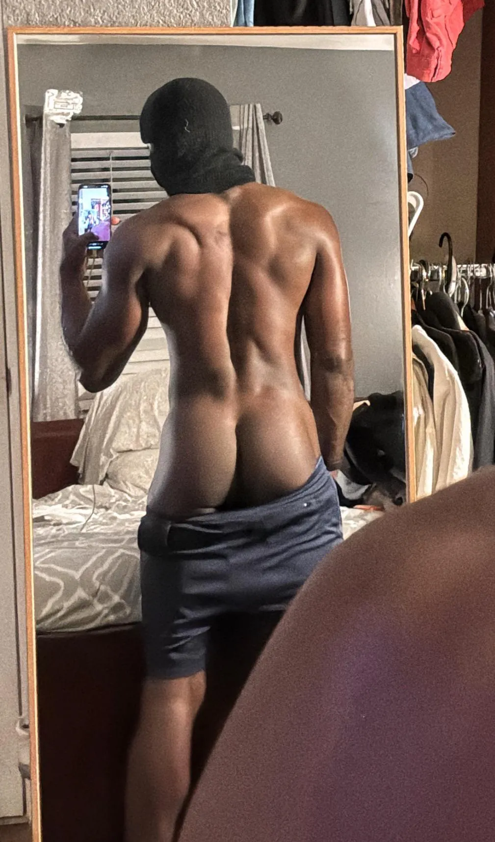 Built at the squat rack, showcased in bed 😏