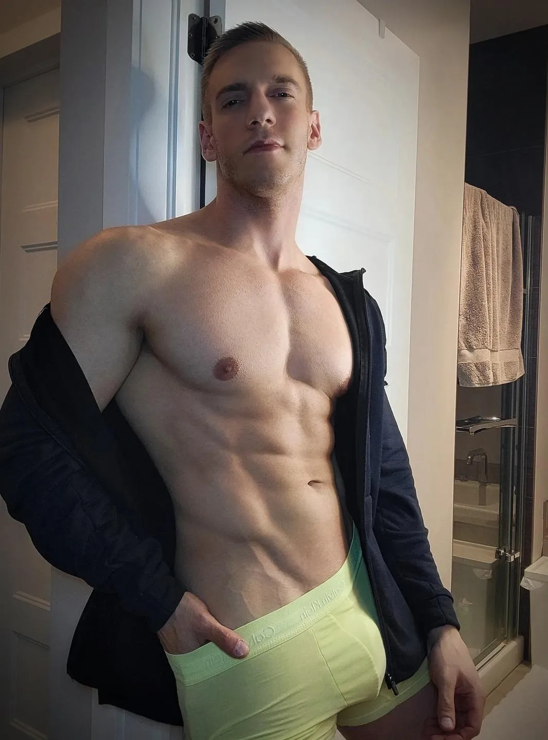 Do I look good in yellow 😌💛..?