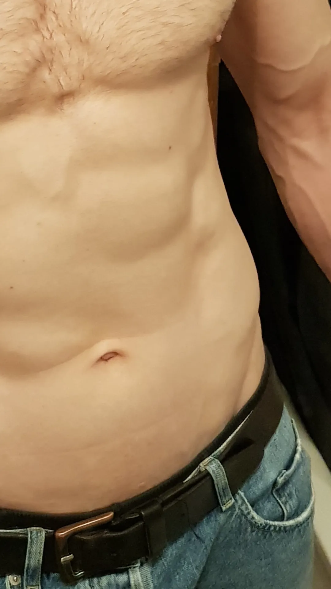 Gutes Aussehen - Gut gebaut - gut bestückt. Fehlt nur noch jemand zum Hose öffnen [Nähe Stuttgart]