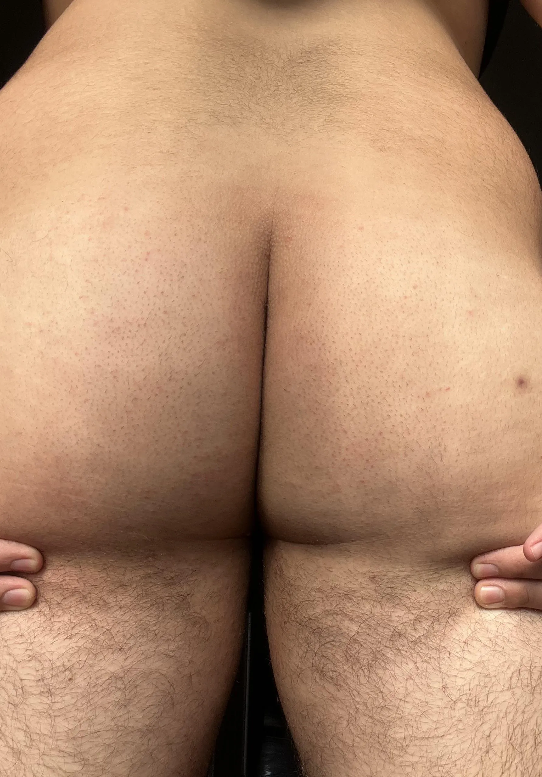 Heyyy 18 with a very fat ass.My ass is only looking for big cocks who can please it.It also video calls.Don't keep me waiting lol