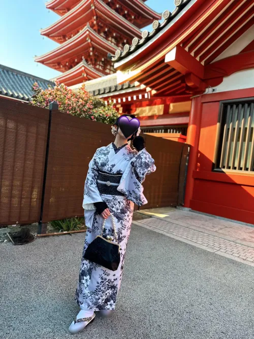 IRL Cotton slaying a kimono like the kimono queen she is