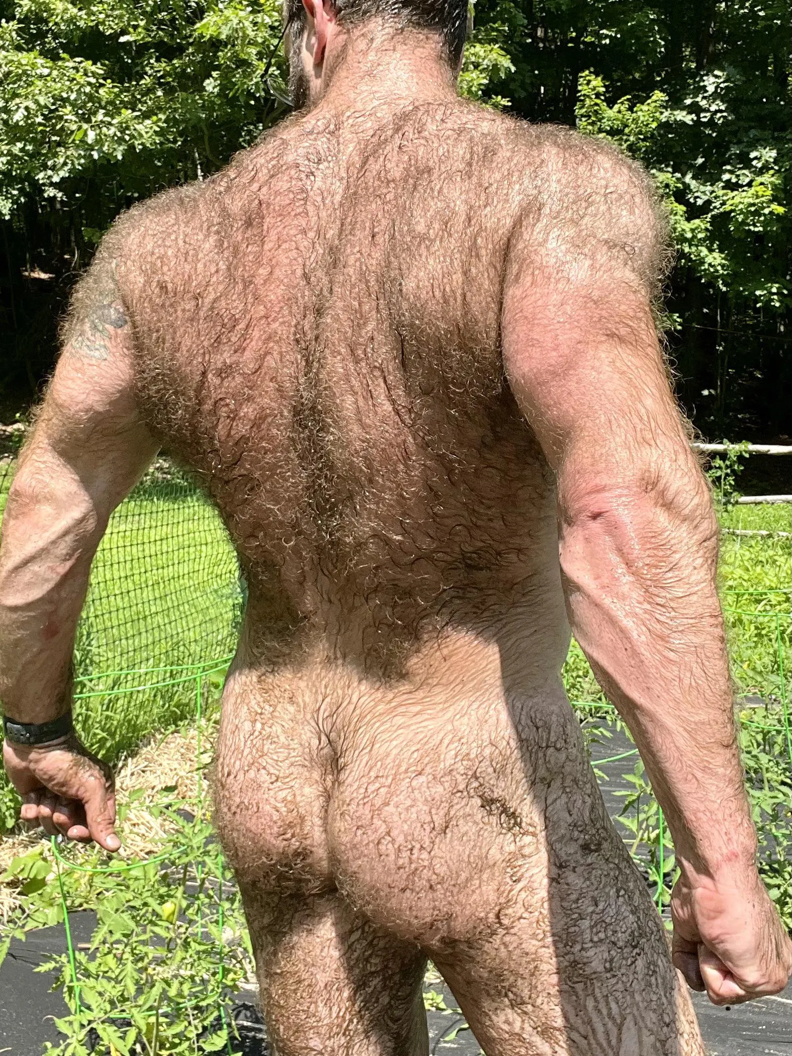 Just your everyday nude farmer 😉