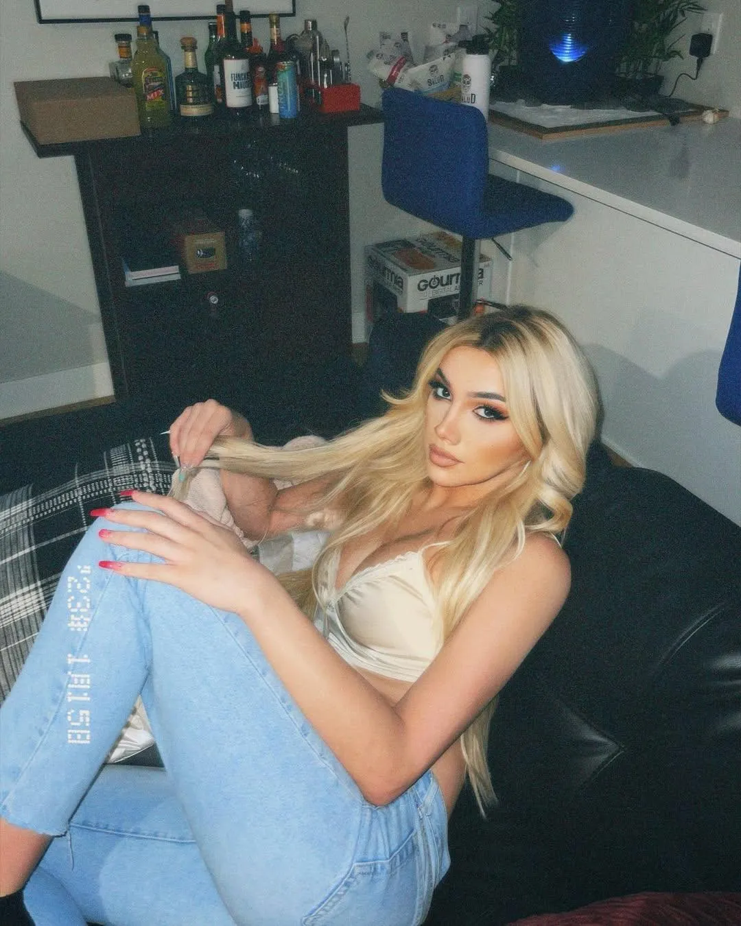 Lets game and after i'll let you play with me