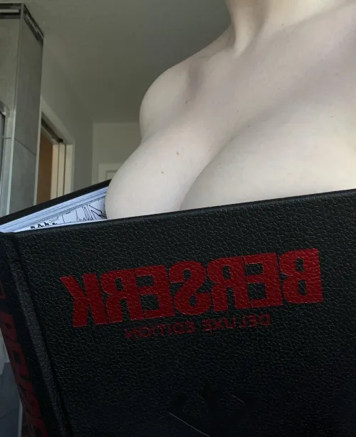 Look how decided to join the titty book trend 😏