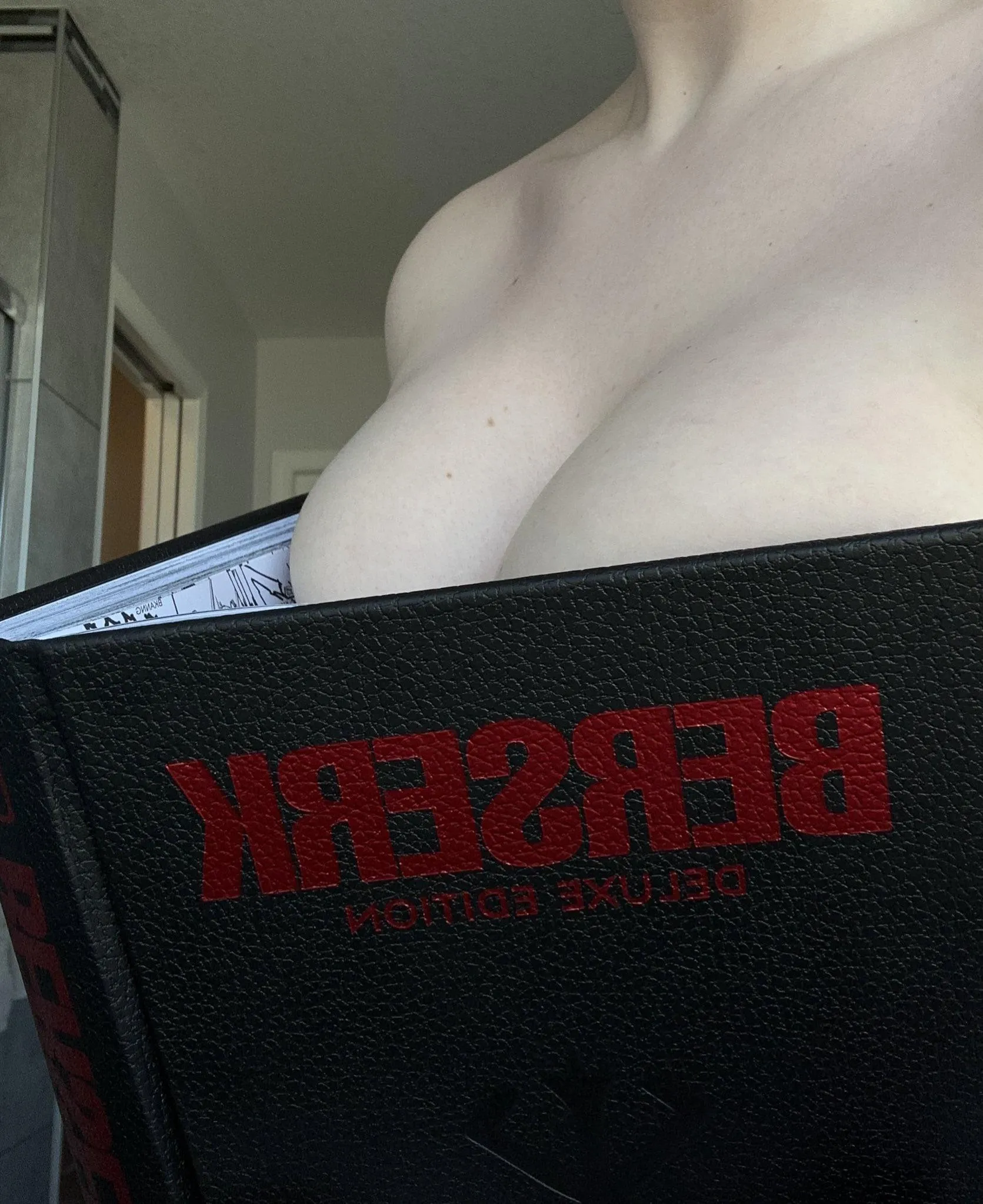 Look how decided to join the titty book trend 😏