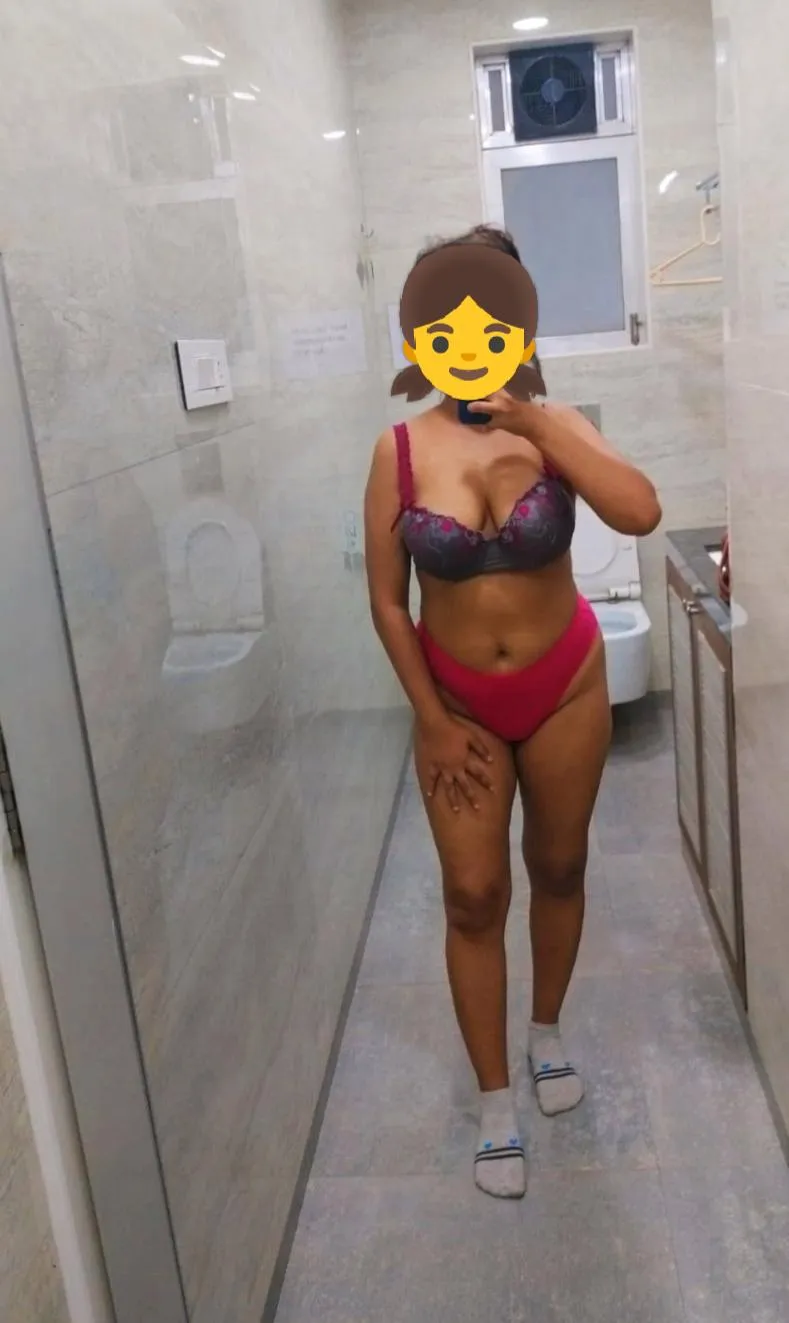 Mirror selfie 🤳 (F)