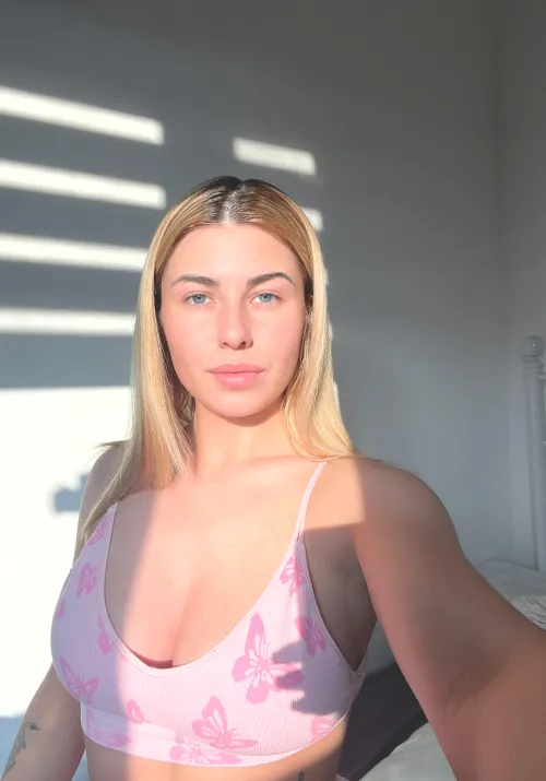 Pretty babe is here, waiting for you.F4M