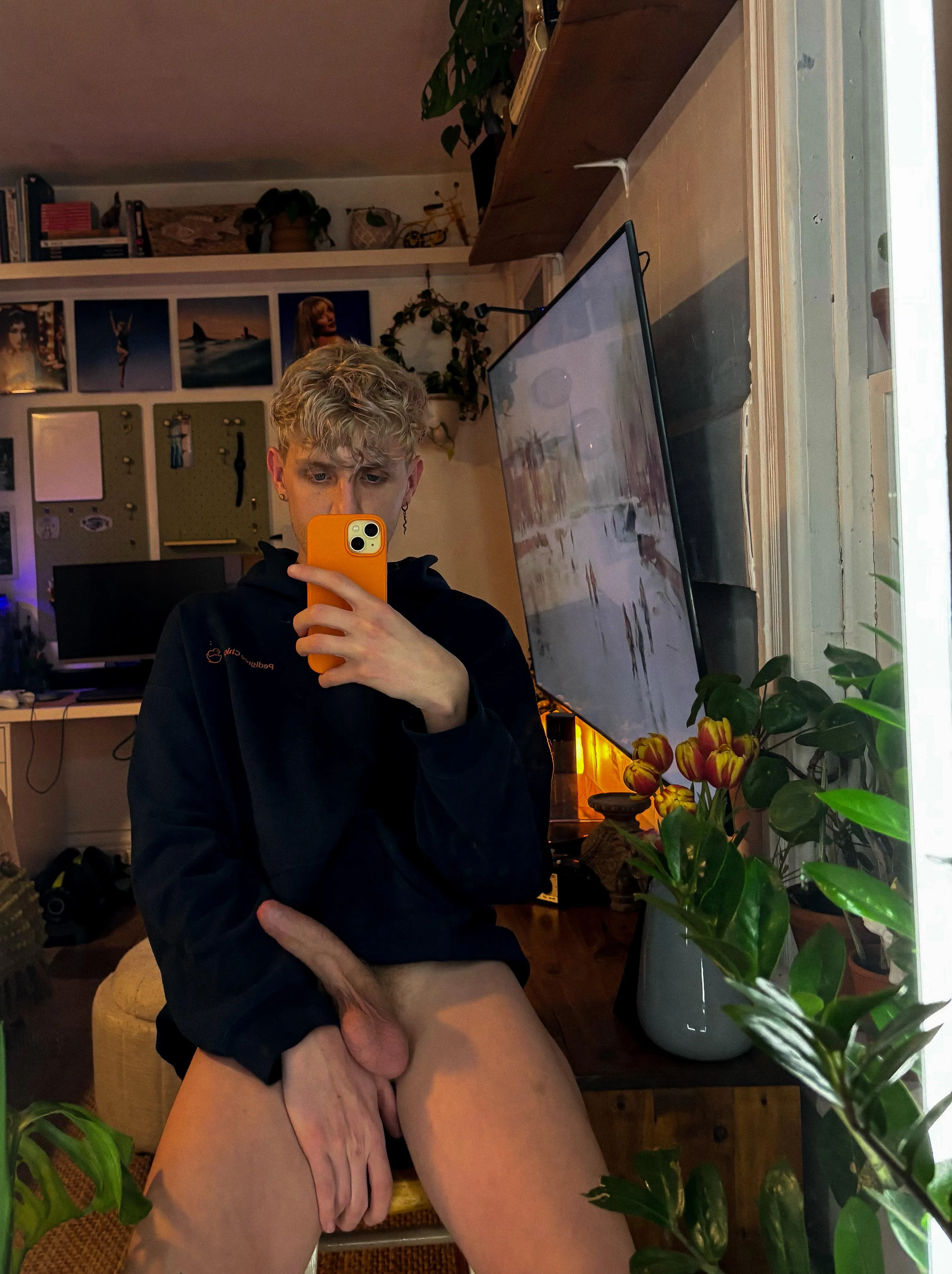 will someone come suck my uncut twink cock?😜