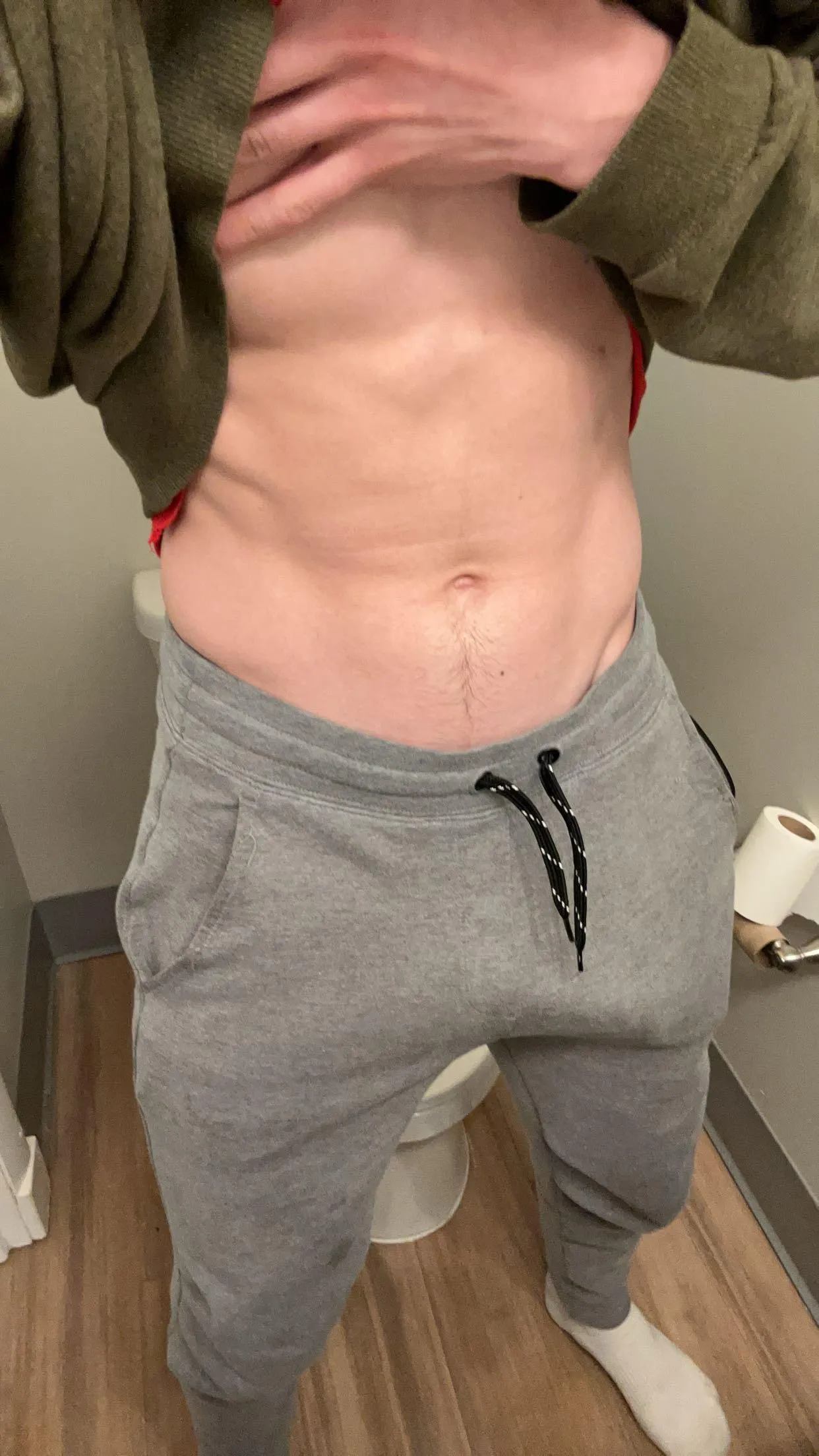 Any hotwifes need a 23 yo bwc 👀