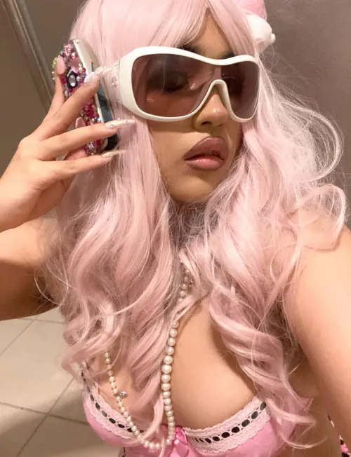 Bimbo doll attitude + styling