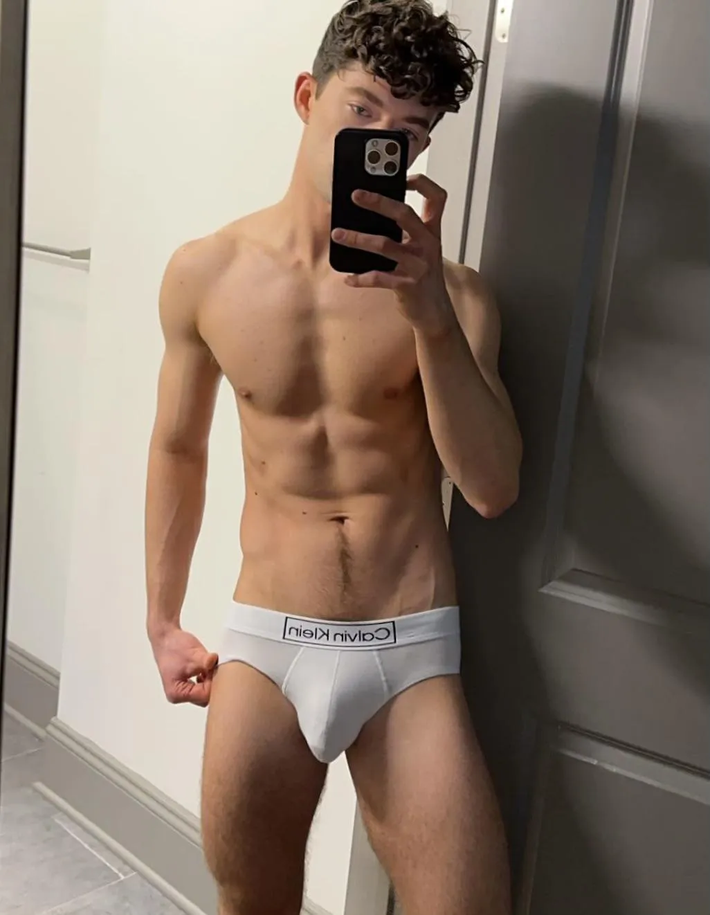 Come rub ur face in my bulge