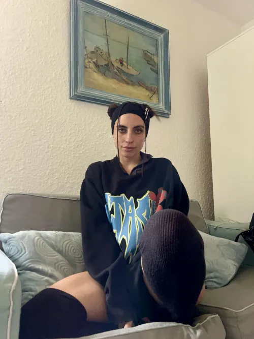 Come take my kneesocks off