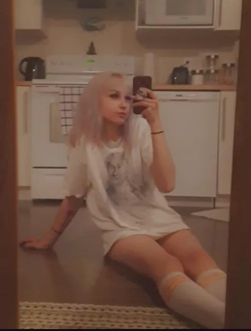 Cute pic for Throwback Thursday 😋 Pants are overrated [F]