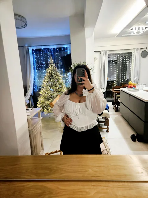 I own a pool and a jacuzzi at my house. You think I need your money? I just like men on their knees handing me their money 💰