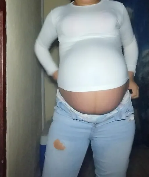 I'm too big, my clothes don't fit me anymore... My pregnant belly is huge.