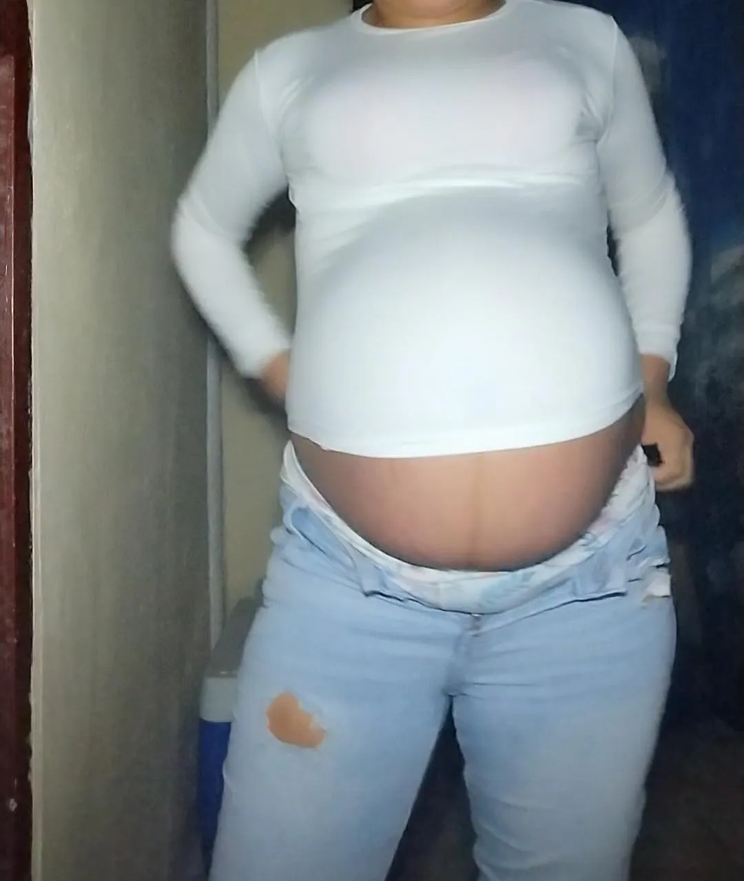 I'm too big, my clothes don't fit me anymore... My pregnant belly is huge.