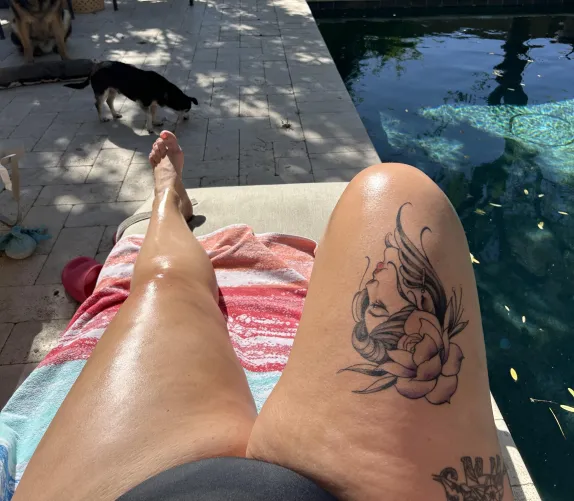 Tan oiled legs always hit