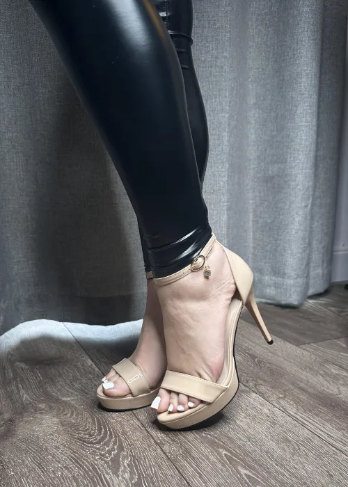 Tight leggings & heels combo 😘