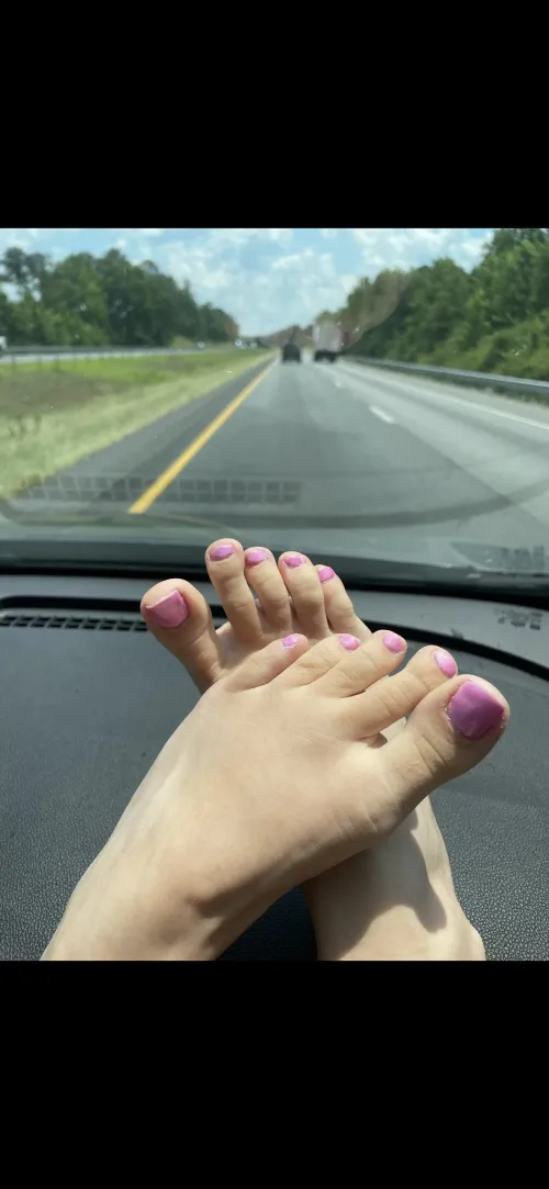 Would love to see you bust a fat load to my feet on a video call 🥵