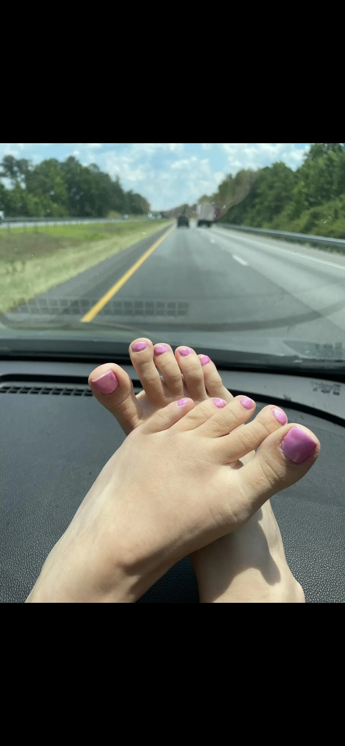 Would love to see you bust a fat load to my feet on a video call 🥵