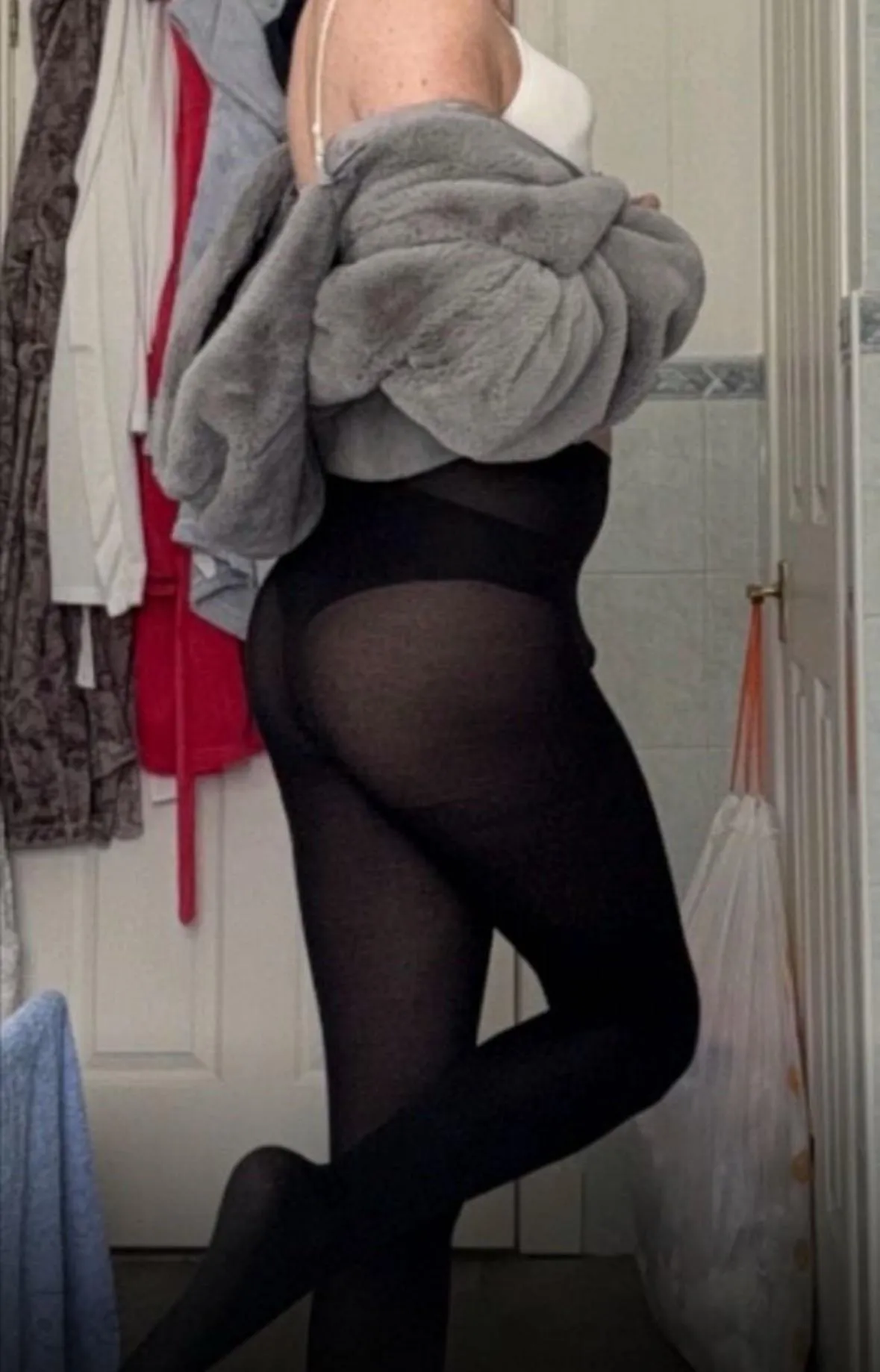 [21] I feel so weak and vulnerable like this, if only there was a man to… ;)