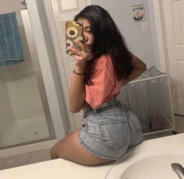 Big booty shorts! Mmm