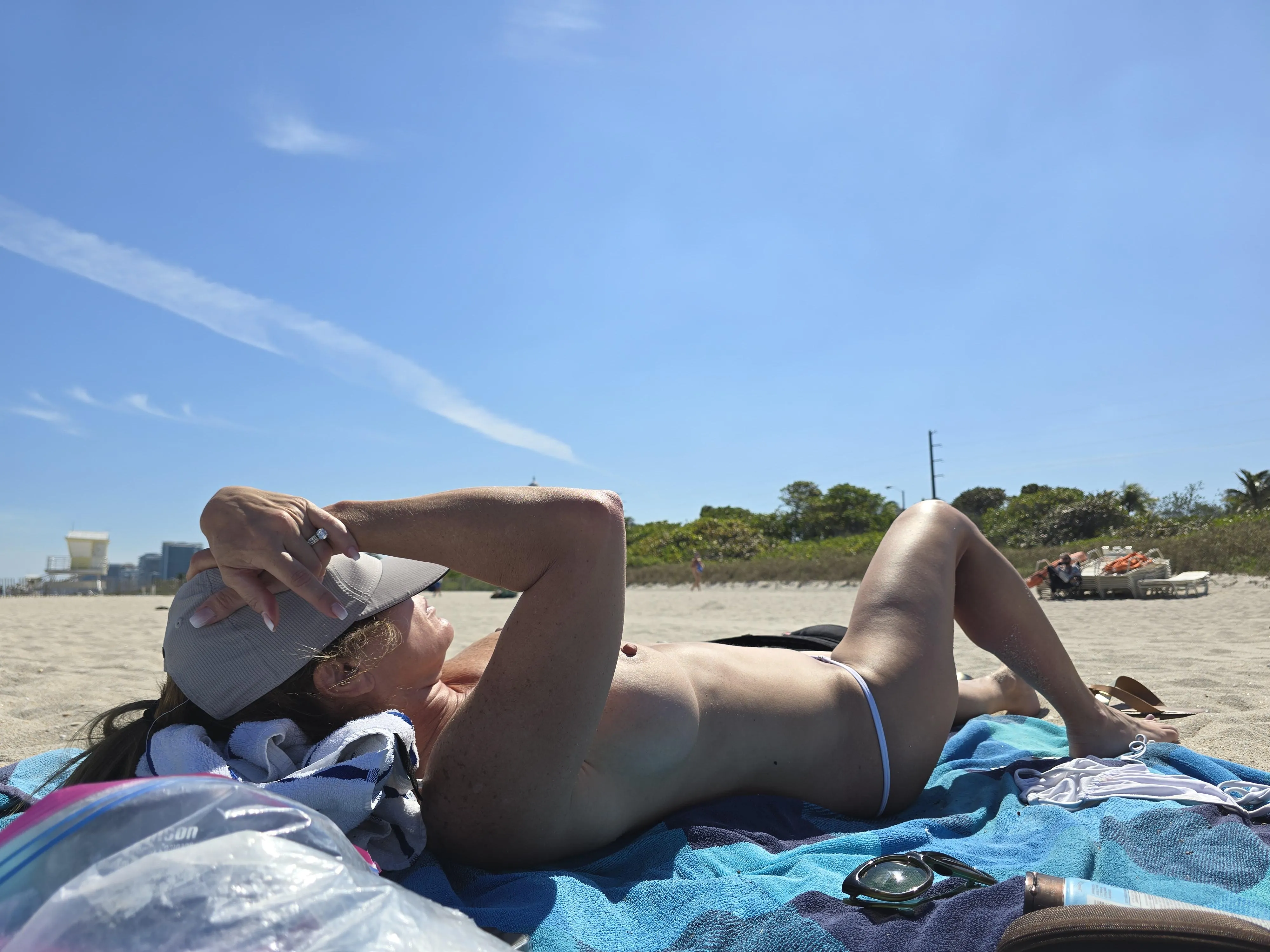 Little shyness... need to cover up bottom.