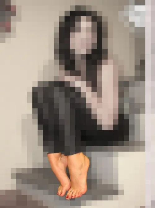 love those sexy painted toes!