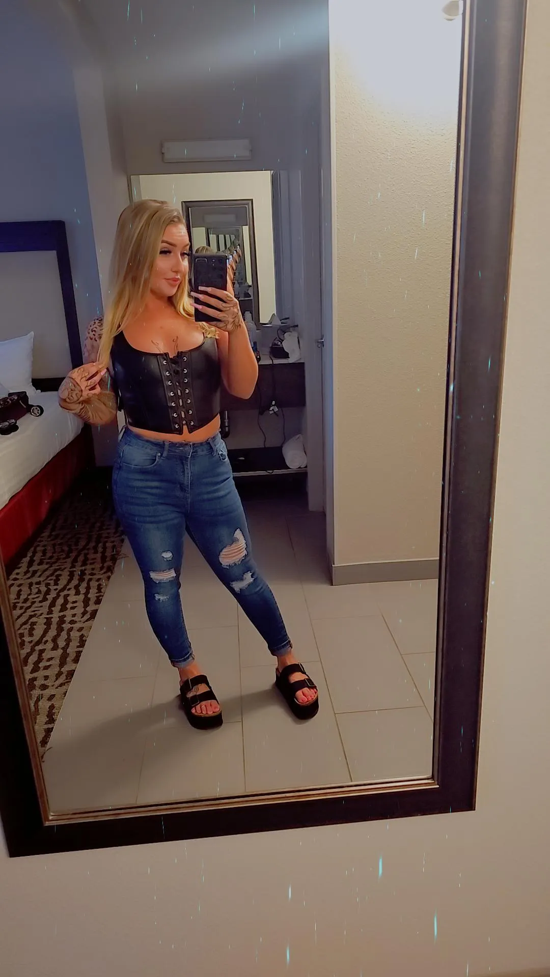 Tattoed, Tan. Petite 5ft tall. Green eyes. Girlfriend Experience. Will verify 🍒 [online]