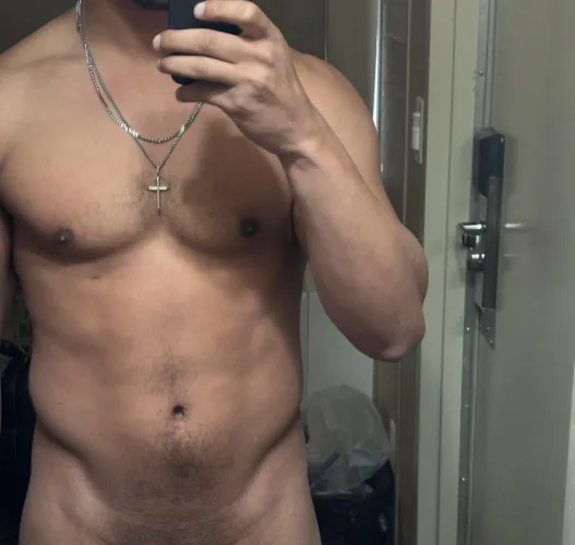 29M looking for hotwives to please.